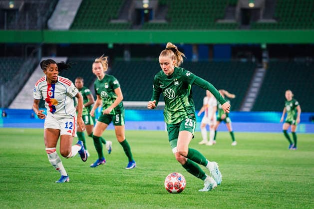 UWCL: VfL Wolfsburg vs. OL Lyonnes, 24.03.2026 Vivien Endemann (VfL Wolfsburg, 25) am Ball; UEFA Women s Champions League, Viertelfinale, Hinspiel: VfL Wolfsburg vs. OL Lyonnes am 24.03.2026 in der Volkswagen Arena, Wolfsburg DFB DFL REGULATIONS PROHIBIT ANY USE OF PHOTOGRAPHS AS IMAGE SEQUENCES AND OR QUASI-VIDEO. Copyright: xBEAUTIFULxSPORTS Tonhäuserx