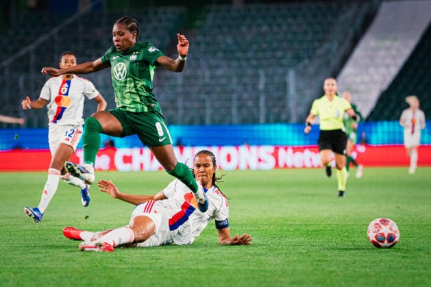 UWCL: VfL Wolfsburg vs. OL Lyonnes, 24.03.2026 Lineth Beerensteyn (VfL Wolfsburg, 9) gegen Wendie Renard (OL Lyon, 3); UEFA Women s Champions League, Viertelfinale, Hinspiel: VfL Wolfsburg vs. OL Lyonnes am 24.03.2026 in der Volkswagen Arena, Wolfsburg DFB DFL REGULATIONS PROHIBIT ANY USE OF PHOTOGRAPHS AS IMAGE SEQUENCES AND OR QUASI-VIDEO. Copyright: xBEAUTIFULxSPORTS Tonhäuserx