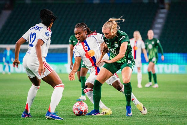 UWCL: VfL Wolfsburg vs. OL Lyonnes, 24.03.2026 Melchie Dumornay (OL Lyon, 6) gegen Ella Peddemors (VfL Wolfsburg, 5); UEFA Women s Champions League, Viertelfinale, Hinspiel: VfL Wolfsburg vs. OL Lyonnes am 24.03.2026 in der Volkswagen Arena, Wolfsburg DFB DFL REGULATIONS PROHIBIT ANY USE OF PHOTOGRAPHS AS IMAGE SEQUENCES AND OR QUASI-VIDEO. Copyright: xBEAUTIFULxSPORTS Tonhäuserx