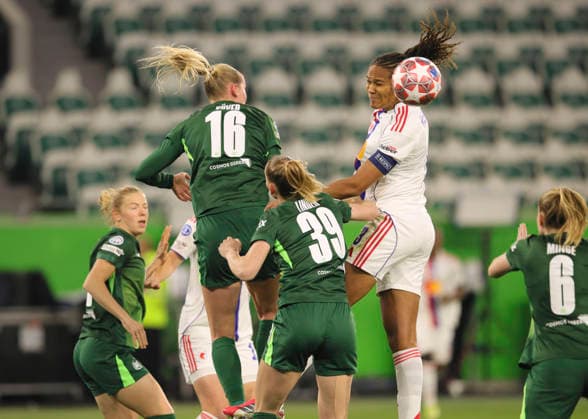Foto : Wendie Renard (Lyon) gegen Camilla KÜVER (Wolfsburg , links) Fussball Championsleague der Frauen am Di. 24.03.2026 Viertelfinale VfL Wolfsburg - Olympique Lyon