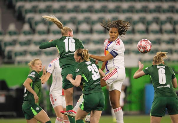 Foto : Wendie Renard (Lyon) gegen Camilla KÜVER (Wolfsburg , links) Fussball Championsleague der Frauen am Di. 24.03.2026 Viertelfinale VfL Wolfsburg - Olympique Lyon