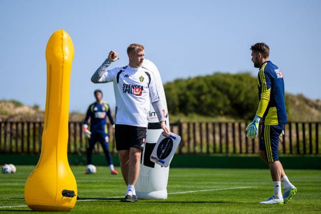 260324 Goalkeeper coach Linus Kandolin and goalkeeper Kristoffer Nordfeldt of the Swedish national football team during a training session on March 24, 2026 in Valencia. Photo: Joel Marklund BILDBYRAN kod JM JM0805 bbeng fotboll football soccer fotball vm-kval FIFA World Cup, WM, Weltmeisterschaft, Fussball qualifier qualifier träning practice training sverige sweden sverige a Copyright: JOELxMARKLUND BB260324JM093