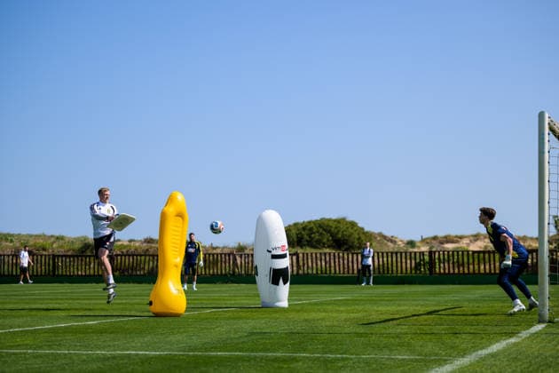 260324 Goalkeeper coach Linus Kandolin and goalkeeper Melker Ellborg of the Swedish national football team during a training session on March 24, 2026 in Valencia. Photo: Joel Marklund BILDBYRAN kod JM JM0805 bbeng fotboll football soccer fotball vm-kval FIFA World Cup, WM, Weltmeisterschaft, Fussball qualifier qualifier träning practice training sverige sweden sverige a Copyright: JOELxMARKLUND BB260324JM094