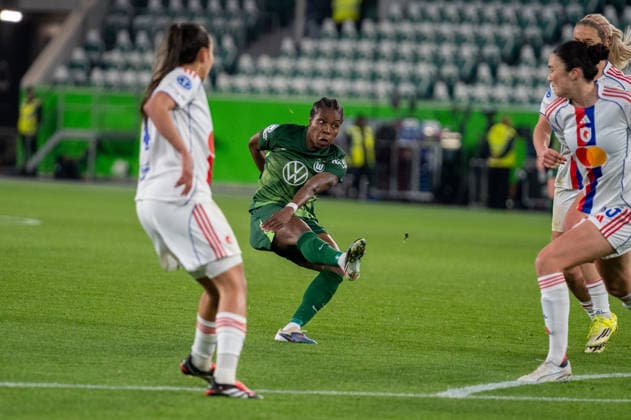 Deutschland, Fussball, UEFA, Womens Champions League, Viertelfinale, Hinspiel 2025 2026: VfL Wolfsburg - OL Lyonnes am 24.03. in Wolfsburg (Volkswagen Arena): Schuss Tor 1:0 Lineth Beerensteyn (VfL Wolfsburg 9) Copyright: xSvenxHeidmannx