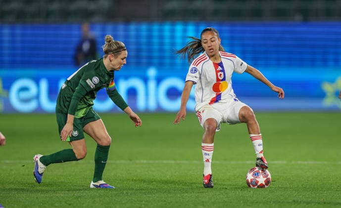 GER, Wolfsburg, VfL Wolfsburg vs Olympique Lyon, Women s Champions League, Fussball, UEFA, Spielzeit 2025 2026, AOK Arena, Viertelfinale, Hinspiel im Bild v.l.: Svenja Huth (VfL Wolfsburg Frauen 10), Selma Bacha (Olympique Lyon Frauen) DFB DFL REGULATIONS PROHIBIT ANY USE OF PHOTOGRAPHS AS IMAGE SEQUENCES AND OR QUASI-VIDEO, 24.03.2026 Copyright: HMBxMedia HendrikxHamelau