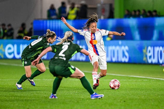 Fußball I Frauen I Saison 2025-2026 I Champions League I Viertelfinale I VfL Wolfsburg - OL Lyonnes I 24.03.2026 Selma Bacha (4, OL Lyonnes) im Duell gegen Svenja Huth (10, VfL Wolfsburg) und Thea Bjelde (2, VfL Wolfsburg) Wolfsburg Volkswagen Arena Niedersachsen Deutschland Copyright: xLobeca InesxHähnelx