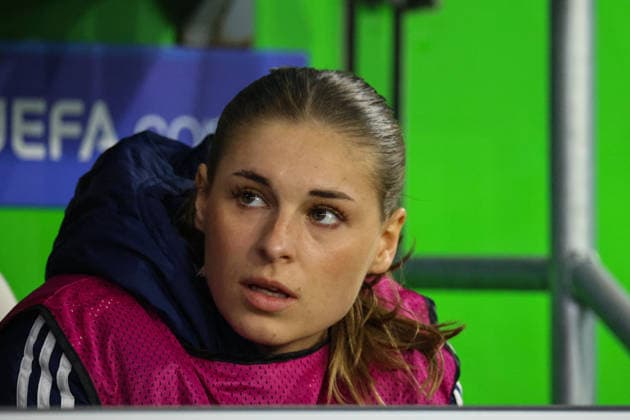Wolfsburg, Deutschland: 24. März 2026 - UEFA Women™s Champions League - Viertelfinale Hinrunde - VfL Wolfsburg Frauen vs. OL Lyonnes Im Bild: ehemalige Spielerin vom VfL Wolfsburg und jetzige Spielerin von OL Lyonnes Jule Brand (OL Lyonnes) auf der Ersatzbank Copyright: HMBxMedia MadeleinexFantini