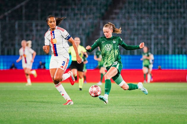 UWCL: VfL Wolfsburg vs. OL Lyonnes, 24.03.2026 Vivien Endemann (VfL Wolfsburg, 25) am Ball; UEFA Women s Champions League, Viertelfinale, Hinspiel: VfL Wolfsburg vs. OL Lyonnes am 24.03.2026 in der Volkswagen Arena, Wolfsburg DFB DFL REGULATIONS PROHIBIT ANY USE OF PHOTOGRAPHS AS IMAGE SEQUENCES AND OR QUASI-VIDEO. Copyright: xBEAUTIFULxSPORTS Tonhäuserx
