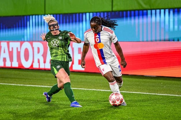 Fußball I Frauen I Saison 2025-2026 I Champions League I Viertelfinale I VfL Wolfsburg - OL Lyonnes I 24.03.2026 Zweikampf Thea Bjelde (2, VfL Wolfsburg) gegen Tabitha Chawinga (22, OL Lyonnes) Wolfsburg Volkswagen Arena Niedersachsen Deutschland Copyright: xLobeca InesxHähnelx