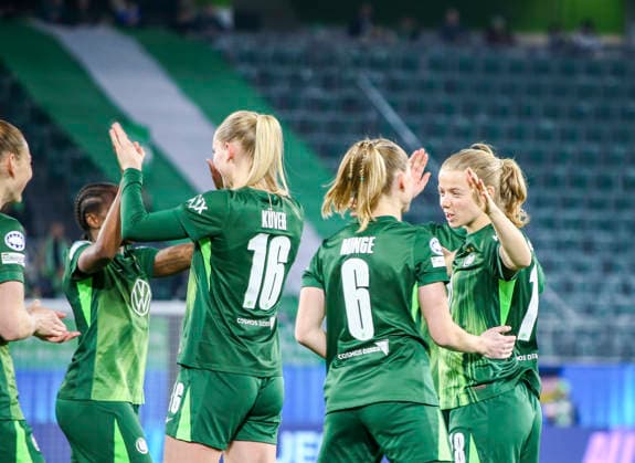 Deutschland: Fussball UEFA Women™s Champions League 2025 2026, Viertelfinale VfL Wolfsburg vs OL Lyonnes Volkswagen Arena (Wolfsburg): Freude, Emotionen, Jubel Camilla Küver Camilla Kuver (VfL Wolfsburg Frauen, 16) Janina Minge (VfL Wolfsburg Frauen, 6) Wolfsburg Copyright: xAymanxAlahmedx