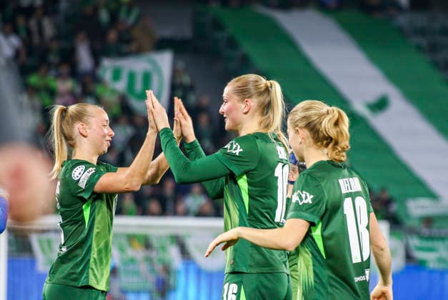 Deutschland: Fussball UEFA Women™s Champions League 2025 2026, Viertelfinale VfL Wolfsburg vs OL Lyonnes Volkswagen Arena (Wolfsburg): Freude, Emotionen, Jubel Camilla Küver Camilla Kuver (VfL Wolfsburg Frauen, 16) Janina Minge (VfL Wolfsburg Frauen, 6) Ella Peddemors (VfL Wolfsburg Frauen, 5) Wolfsburg Copyright: xAymanxAlahmedx