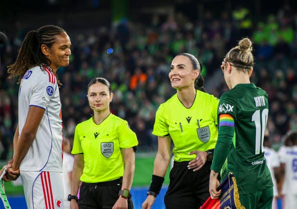 Deutschland: Fussball UEFA Women™s Champions League 2025 2026, Viertelfinale VfL Wolfsburg vs OL Lyonnes Volkswagen Arena (Wolfsburg): Schiedsrichter Emanuela Rusta Wendie Renard (OL Lyonnes, 3) Svenja Huth (VfL Wolfsburg Frauen, 10) Wolfsburg Copyright: xAymanxAlahmedx