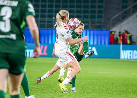Deutschland: Fussball UEFA Women™s Champions League 2025 2026, Viertelfinale VfL Wolfsburg vs OL Lyonnes Volkswagen Arena (Wolfsburg): Svenja Huth (VfL Wolfsburg Frauen, 10) Lindsey Heaps (OL Lyonnes, 10) Wolfsburg Copyright: xAymanxAlahmedx