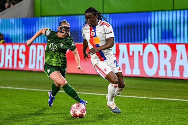 Fußball I Frauen I Saison 2025-2026 I Champions League I Viertelfinale I VfL Wolfsburg - OL Lyonnes I 24.03.2026 Zweikampf Thea Bjelde (2, VfL Wolfsburg) gegen Tabitha Chawinga (22, OL Lyonnes) Wolfsburg Volkswagen Arena Niedersachsen Deutschland Copyright: xLobeca InesxHähnelx