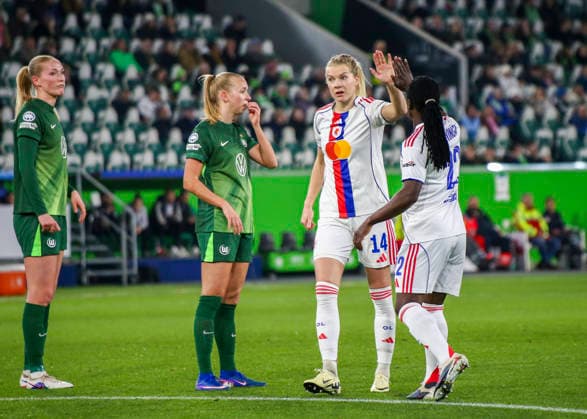 Deutschland: Fussball UEFA Women™s Champions League 2025 2026, Viertelfinale VfL Wolfsburg vs OL Lyonnes Volkswagen Arena (Wolfsburg): Ada Hegerberg (OL Lyonnes, 14) Tabitha Chawinga (OL Lyonnes, 22) Ella Peddemors (VfL Wolfsburg Frauen, 5) Wolfsburg Copyright: xAymanxAlahmedx