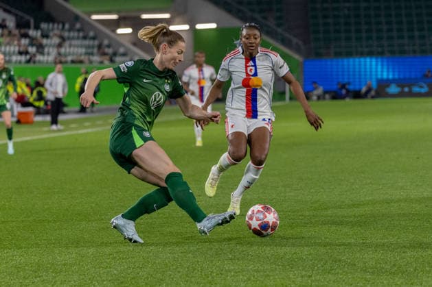 Deutschland: Fussball UEFA Women™s Champions League 2025 2026, Viertelfinale VfL Wolfsburg vs OL Lyonnes Volkswagen Arena (Wolfsburg): Linder Sarai (VfL Wolfsburg, 39) im Zweikampf gegen Diani Kadidiatou (OL Lyonnes, 11) Copyright: xMichellexLukax