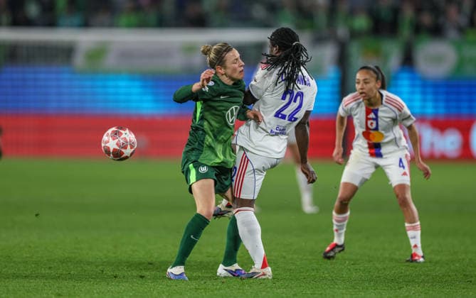 GER, Wolfsburg, VfL Wolfsburg vs Olympique Lyon, Women s Champions League, Fussball, UEFA, Spielzeit 2025 2026, AOK Arena, Viertelfinale, Hinspiel im Bild v.l.: Svenja Huth (VfL Wolfsburg Frauen 10), Tabitha Chawinga (Olympique Lyon Frauen 22) DFB DFL REGULATIONS PROHIBIT ANY USE OF PHOTOGRAPHS AS IMAGE SEQUENCES AND OR QUASI-VIDEO, 24.03.2026 Copyright: HMBxMedia HendrikxHamelau