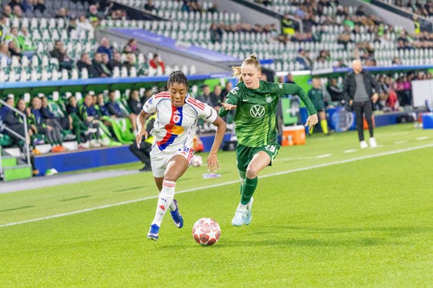 Deutschland: Fussball UEFA Women™s Champions League 2025 2026, Viertelfinale VfL Wolfsburg vs OL Lyonnes Volkswagen Arena (Wolfsburg): Endemann Vivien (VfL Wolfsburg, 25) im Zweikampf gegen Lawrence Ashley (OL Lyonnes, 12) Copyright: xMichellexLukax
