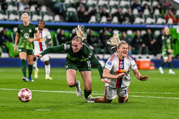 Fußball I Frauen I Saison 2025-2026 I Champions League I Viertelfinale I VfL Wolfsburg - OL Lyonnes I 24.03.2026 Gefährlicher Zweikampf im Strafraum von Camilla Küver (16, VfL Wolfsburg) gegen Lindsey Heaps (10, OL Lyonnes) Wolfsburg Volkswagen Arena Niedersachsen Deutschland Copyright: xLobeca InesxHähnelx