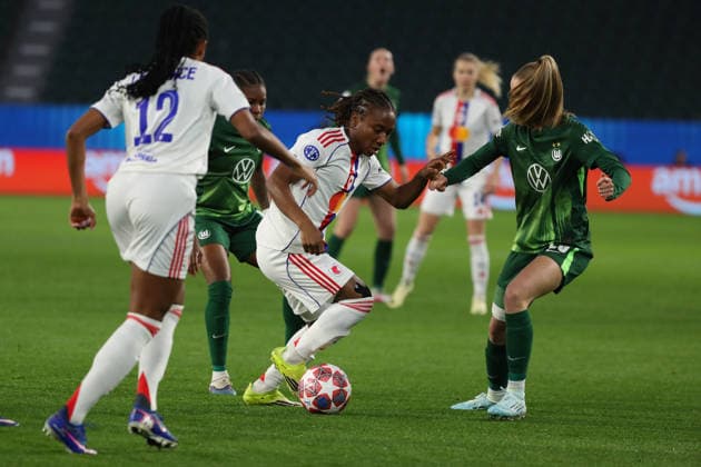 VfL vs. Lyon, CL Frauen, Wolfsburg, 24.03.2026, Fußball, Frauen, VfL Wolfsburg vs. Olympique Lyon, Champions League, Viertelfinale, Saison 2025 2026, Melchie Dumornay (Lyon), Vievien Endemann (VfL Wolfsburg) AOK Stadion Niedersachsen Deutschland