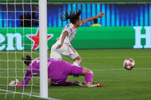 VfL vs. Lyon, CL Frauen, Wolfsburg, 24.03.2026, Fußball, Frauen, VfL Wolfsburg vs. Olympique Lyon, Champions League, Viertelfinale, Saison 2025 2026, Torfrau Christiane Endler (Lyon), Selma Baha (Lyon) AOK Stadion Niedersachsen Deutschland