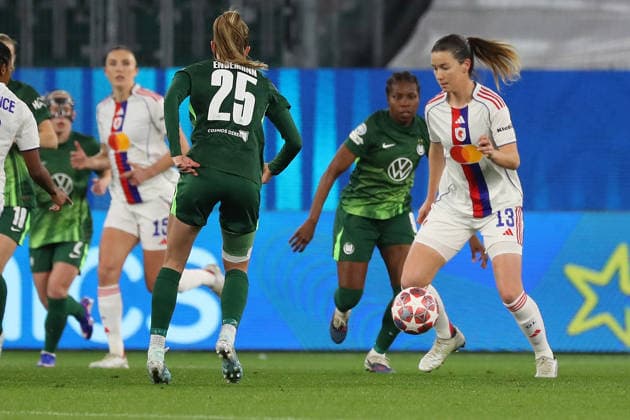 VfL vs. Lyon, CL Frauen, Wolfsburg, 24.03.2026, Fußball, Frauen, VfL Wolfsburg vs. Olympique Lyon, Champions League, Viertelfinale, Saison 2025 2026, Vievien Endemann (VfL Wolfsburg), Damaris Egurolla (Lyon) AOK Stadion Niedersachsen Deutschland