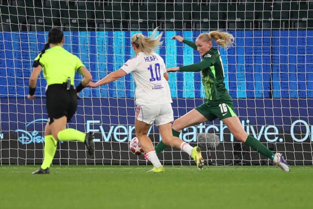 VfL vs. Lyon, CL Frauen, Wolfsburg, 24.03.2026, Fußball, Frauen, VfL Wolfsburg vs. Olympique Lyon, Champions League, Viertelfinale, Saison 2025 2026, Linsdey Heaps (Lyon), Camilla Küver (VfL Wolfsburg) AOK Stadion Niedersachsen Deutschland