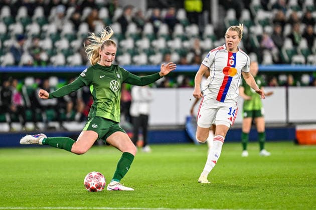 Fußball I Frauen I Saison 2025-2026 I Champions League I Viertelfinale I VfL Wolfsburg - OL Lyonnes I 24.03.2026 Camilla Küver (16, VfL Wolfsburg) spielt den Ball vor Ada Hegerberg (14, OL Lyonnes) Wolfsburg Volkswagen Arena Niedersachsen Deutschland Copyright: xLobeca InesxHähnelx