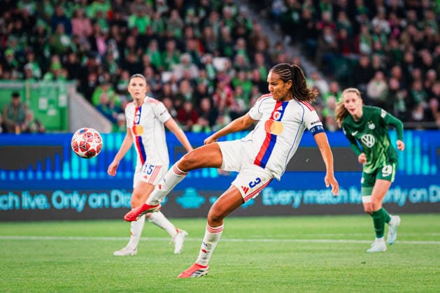 UWCL: VfL Wolfsburg vs. OL Lyonnes, 24.03.2026 Wendie Renard (OL Lyon, 3) klärt den Ball; UEFA Women s Champions League, Viertelfinale, Hinspiel: VfL Wolfsburg vs. OL Lyonnes am 24.03.2026 in der Volkswagen Arena, Wolfsburg DFB DFL REGULATIONS PROHIBIT ANY USE OF PHOTOGRAPHS AS IMAGE SEQUENCES AND OR QUASI-VIDEO. Copyright: xBEAUTIFULxSPORTS Tonhäuserx