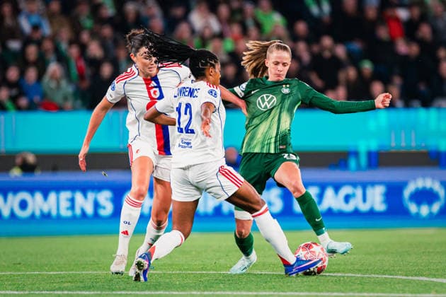 UWCL: VfL Wolfsburg vs. OL Lyonnes, 24.03.2026 Vivien Endemann (VfL Wolfsburg, 25) gegen Ashley Lawrence (OL Lyon, 12); UEFA Women s Champions League, Viertelfinale, Hinspiel: VfL Wolfsburg vs. OL Lyonnes am 24.03.2026 in der Volkswagen Arena, Wolfsburg DFB DFL REGULATIONS PROHIBIT ANY USE OF PHOTOGRAPHS AS IMAGE SEQUENCES AND OR QUASI-VIDEO. Copyright: xBEAUTIFULxSPORTS Tonhäuserx