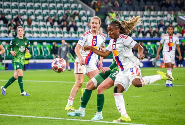 Deutschland: Fussball UEFA Women™s Champions League 2025 2026, Viertelfinale VfL Wolfsburg vs OL Lyonnes Volkswagen Arena (Wolfsburg): Torchance Melchie Dumornay (OL Lyonnes, 6) Lindsey Heaps (OL Lyonnes, 10) Wolfsburg Copyright: xAymanxAlahmedx