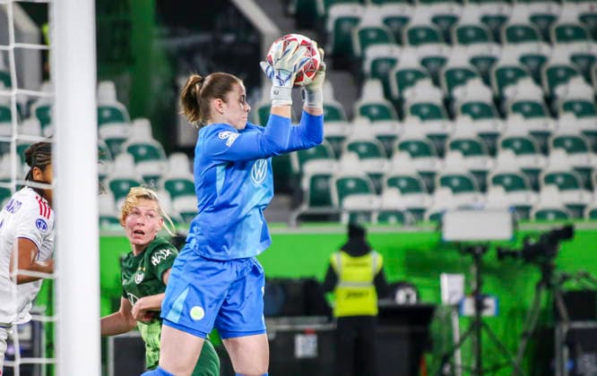 Deutschland: Fussball UEFA Women™s Champions League 2025 2026, Viertelfinale VfL Wolfsburg vs OL Lyonnes Volkswagen Arena (Wolfsburg): Stina Johannes (VfL Wolfsburg Frauen, 1) Wolfsburg Copyright: xAymanxAlahmedx