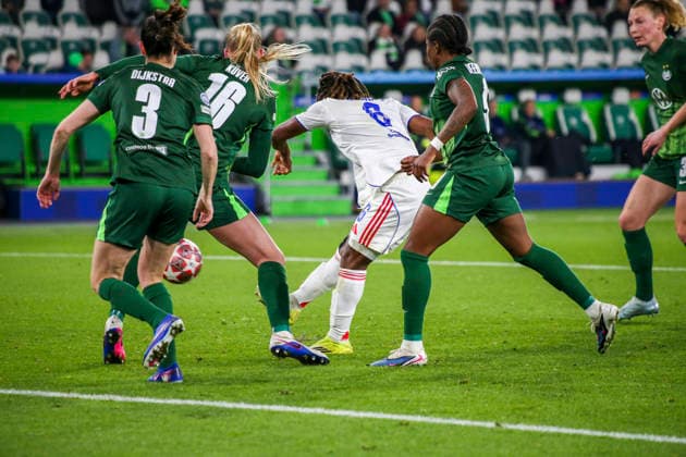 Deutschland: Fussball UEFA Women™s Champions League 2025 2026, Viertelfinale VfL Wolfsburg vs OL Lyonnes Volkswagen Arena (Wolfsburg): Torchance Melchie Dumornay (OL Lyonnes, 6) Camilla Küver Camilla Kuver (VfL Wolfsburg Frauen, 16) Caitlin Dijkstra (VfL Wolfsburg Frauen, 3) Lineth Beerensteyn (VfL Wolfsburg Frauen, 9) Wolfsburg Copyright: xAymanxAlahmedx