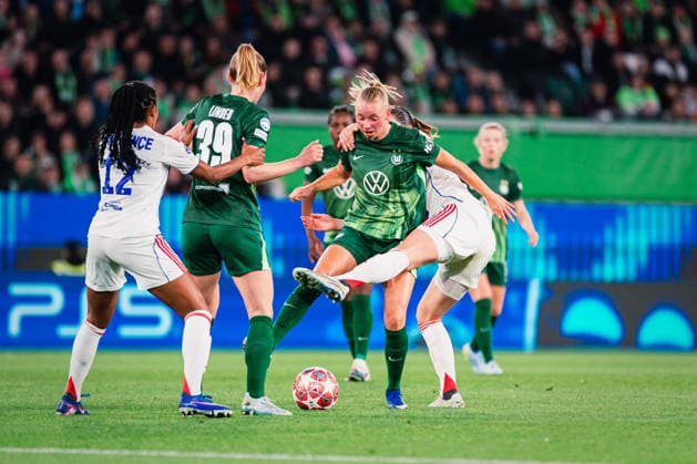 UWCL: VfL Wolfsburg vs. OL Lyonnes, 24.03.2026 Ella Peddemors (VfL Wolfsburg, 5) gegen Damaris Egurrola (OL Lyon, 13); UEFA Women s Champions League, Viertelfinale, Hinspiel: VfL Wolfsburg vs. OL Lyonnes am 24.03.2026 in der Volkswagen Arena, Wolfsburg DFB DFL REGULATIONS PROHIBIT ANY USE OF PHOTOGRAPHS AS IMAGE SEQUENCES AND OR QUASI-VIDEO. Copyright: xBEAUTIFULxSPORTS Tonhäuserx