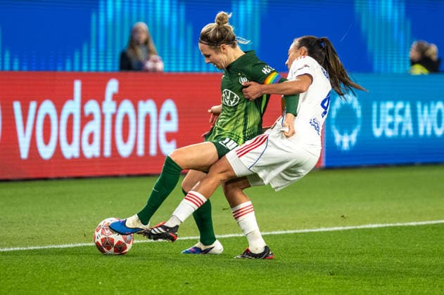 Deutschland, Fussball, UEFA, Womens Champions League, Viertelfinale, Hinspiel 2025 2026: VfL Wolfsburg - OL Lyonnes am 24.03. in Wolfsburg (Volkswagen Arena): Svenja Huth (VfL Wolfsburg 10) Selma Bacha (OL Lyonnes 4) Copyright: xSvenxHeidmannx