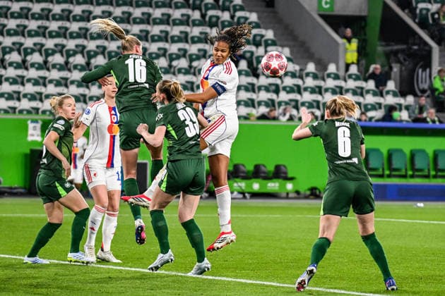 Fußball I Frauen I Saison 2025-2026 I Champions League I Viertelfinale I VfL Wolfsburg - OL Lyonnes I 24.03.2026 Kopfballduell zwischen Camilla Küver (16, VfL Wolfsburg) und Wendie Renard (3, OL Lyonnes) Wolfsburg Volkswagen Arena Niedersachsen Deutschland Copyright: xLobeca InesxHähnelx
