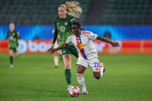 GER, Wolfsburg, VfL Wolfsburg vs Olympique Lyon, Women s Champions League, Fussball, UEFA, Spielzeit 2025 2026, AOK Arena, Viertelfinale, Hinspiel im Bild v.l.: Camilla Küver (VfL Wolfsburg Frauen 16), Tabitha Chawinga (Olympique Lyon Frauen 22), Zweikampf DFB DFL REGULATIONS PROHIBIT ANY USE OF PHOTOGRAPHS AS IMAGE SEQUENCES AND OR QUASI-VIDEO, 24.03.2026 Copyright: HMBxMedia HendrikxHamelau