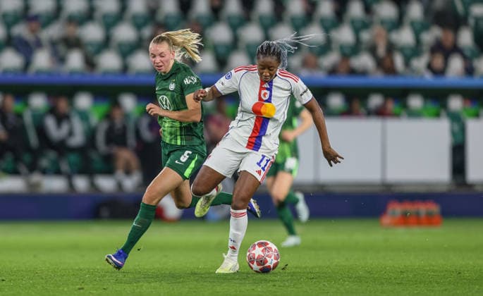 GER, Wolfsburg, VfL Wolfsburg vs Olympique Lyon, Women s Champions League, Fussball, UEFA, Spielzeit 2025 2026, AOK Arena, Viertelfinale, Hinspiel im Bild v.l.: Ella Peddemors (VfL Wolfsburg Frauen 5), Kadidiatou Diani (Olympique Lyon Frauen 11), Zweikampf DFB DFL REGULATIONS PROHIBIT ANY USE OF PHOTOGRAPHS AS IMAGE SEQUENCES AND OR QUASI-VIDEO, 24.03.2026 Copyright: HMBxMedia HendrikxHamelau