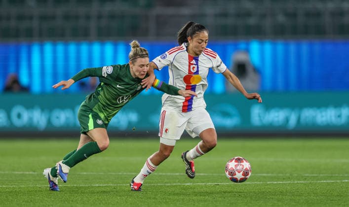 GER, Wolfsburg, VfL Wolfsburg vs Olympique Lyon, Women s Champions League, Fussball, UEFA, Spielzeit 2025 2026, AOK Arena, Viertelfinale, Hinspiel im Bild v.l.: Svenja Huth (VfL Wolfsburg Frauen 10), Selma Bacha (Olympique Lyon Frauen) DFB DFL REGULATIONS PROHIBIT ANY USE OF PHOTOGRAPHS AS IMAGE SEQUENCES AND OR QUASI-VIDEO, 24.03.2026 Copyright: HMBxMedia HendrikxHamelau