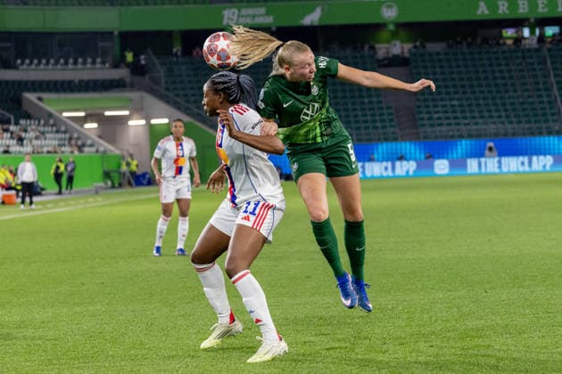 Deutschland: Fussball UEFA Women™s Champions League 2025 2026, Viertelfinale VfL Wolfsburg vs OL Lyonnes Volkswagen Arena (Wolfsburg): Diani Kadidiatou (OL Lyonnes, 11) im Kopfball Duell gegen Peddemors Ella (VfL Wolfsburg, 5) Copyright: xMichellexLukax