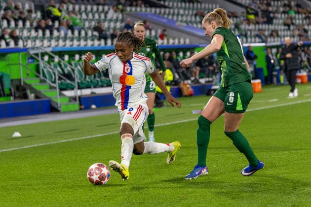 Deutschland: Fussball UEFA Women™s Champions League 2025 2026, Viertelfinale VfL Wolfsburg vs OL Lyonnes Volkswagen Arena (Wolfsburg): Dumornay Melchie (OL Lyonnes, 6) im Zweikampf gegen Minge Janina (VfL Wolfsburg, 6) Copyright: xMichellexLukax