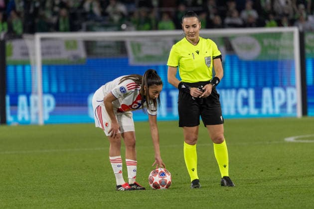 Deutschland: Fussball UEFA Women™s Champions League 2025 2026, Viertelfinale VfL Wolfsburg vs OL Lyonnes Volkswagen Arena (Wolfsburg): Bacha Selma (OL Lyonnes, 4), Rusta Emanuela (Schiedsrichterin) Copyright: xMichellexLukax