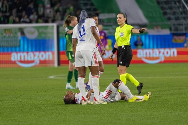 Deutschland: Fussball UEFA Women™s Champions League 2025 2026, Viertelfinale VfL Wolfsburg vs OL Lyonnes Volkswagen Arena (Wolfsburg): Diani Kadidiatou (OL Lyonnes, 11), Dumornay Melchie (OL Lyonnes, 6), Rusta Emanuela (Schiedsrichterin) Copyright: xMichellexLukax