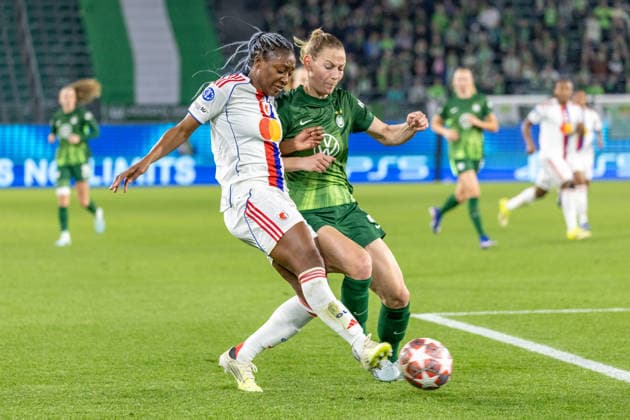 Deutschland: Fussball UEFA Women™s Champions League 2025 2026, Viertelfinale VfL Wolfsburg vs OL Lyonnes Volkswagen Arena (Wolfsburg): Diani Kadidiatou (OL Lyonnes, 11) im Zweikampf gegen Linder Sarai (VfL Wolfsburg, 39) Copyright: xMichellexLukax