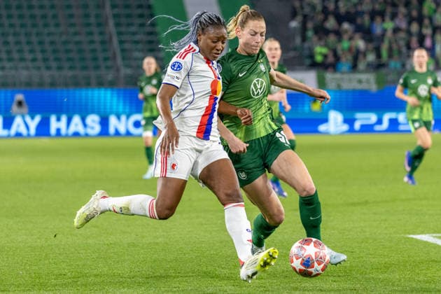 Deutschland: Fussball UEFA Women™s Champions League 2025 2026, Viertelfinale VfL Wolfsburg vs OL Lyonnes Volkswagen Arena (Wolfsburg): Diani Kadidiatou (OL Lyonnes, 11) im Zweikampf gegen Linder Sarai (VfL Wolfsburg, 39) Copyright: xMichellexLukax