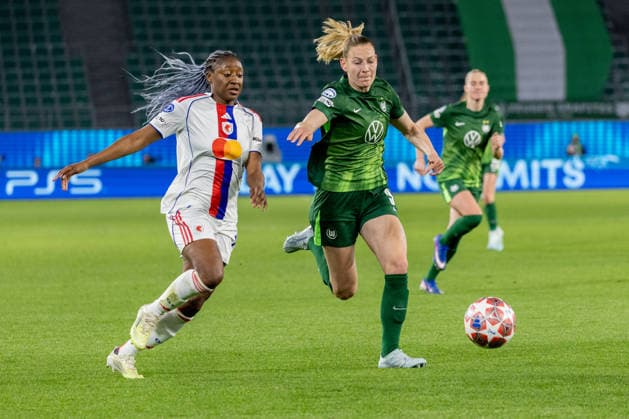 Deutschland: Fussball UEFA Women™s Champions League 2025 2026, Viertelfinale VfL Wolfsburg vs OL Lyonnes Volkswagen Arena (Wolfsburg): Linder Sarai (VfL Wolfsburg, 39) im Zweikampf gegen Diani Kadidiatou (OL Lyonnes, 11) Copyright: xMichellexLukax