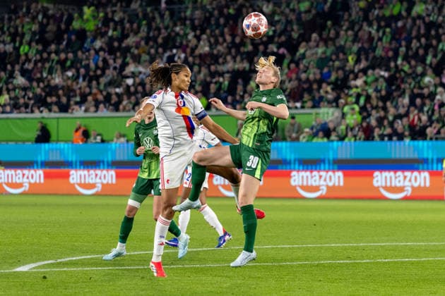 Deutschland: Fussball UEFA Women™s Champions League 2025 2026, Viertelfinale VfL Wolfsburg vs OL Lyonnes Volkswagen Arena (Wolfsburg): Dumornay Melchie (OL Lyonnes, 6) im Kopfball Duell gegen Linder Sarai (VfL Wolfsburg, 39) Copyright: xMichellexLukax