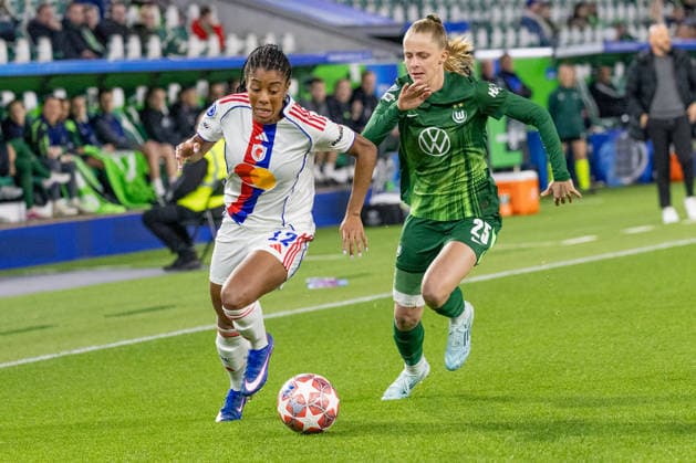 Deutschland: Fussball UEFA Women™s Champions League 2025 2026, Viertelfinale VfL Wolfsburg vs OL Lyonnes Volkswagen Arena (Wolfsburg): Lawrence Ashley (OL Lyonnes, 12) im Zweikampf gegen Endemann Vivien (VfL Wolfsburg, 25) Copyright: xMichellexLukax