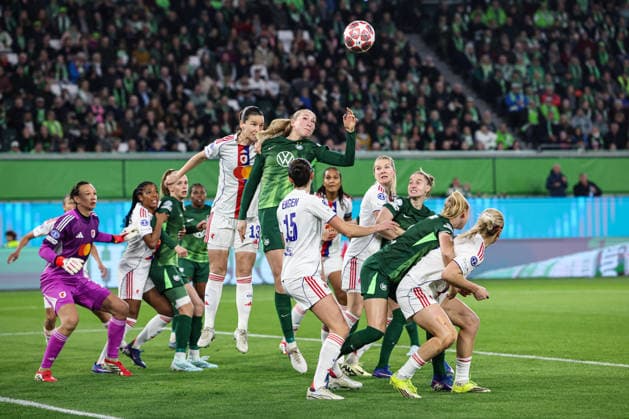 Camilla Küver (VfL Wolfsburg,16) gegen Damaris Egurrola (OL Lyonnes Lyon,13) - Viertelfinale Champions League der Frauen Saison 2025-2026 VfL Wolfsburg vs. OL Lyonnes Lyon in der Volkswagen Arena in Wolfsburg - Aktion,Fußball,Frau,Frauen,Damen,Deutschland,24.03.2026