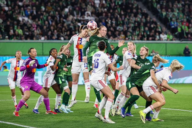 Camilla Küver (VfL Wolfsburg,16) gegen Damaris Egurrola (OL Lyonnes Lyon,13) - Viertelfinale Champions League der Frauen Saison 2025-2026 VfL Wolfsburg vs. OL Lyonnes Lyon in der Volkswagen Arena in Wolfsburg - Aktion,Fußball,Frau,Frauen,Damen,Deutschland,24.03.2026